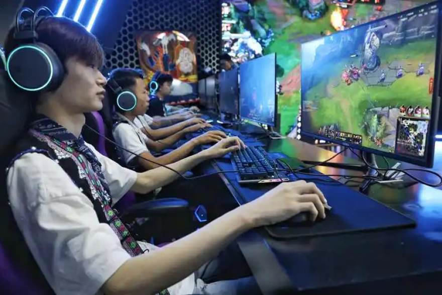 看个比赛 DOTA2 老将的第二次转型：从核心位到教练席的公开轨迹